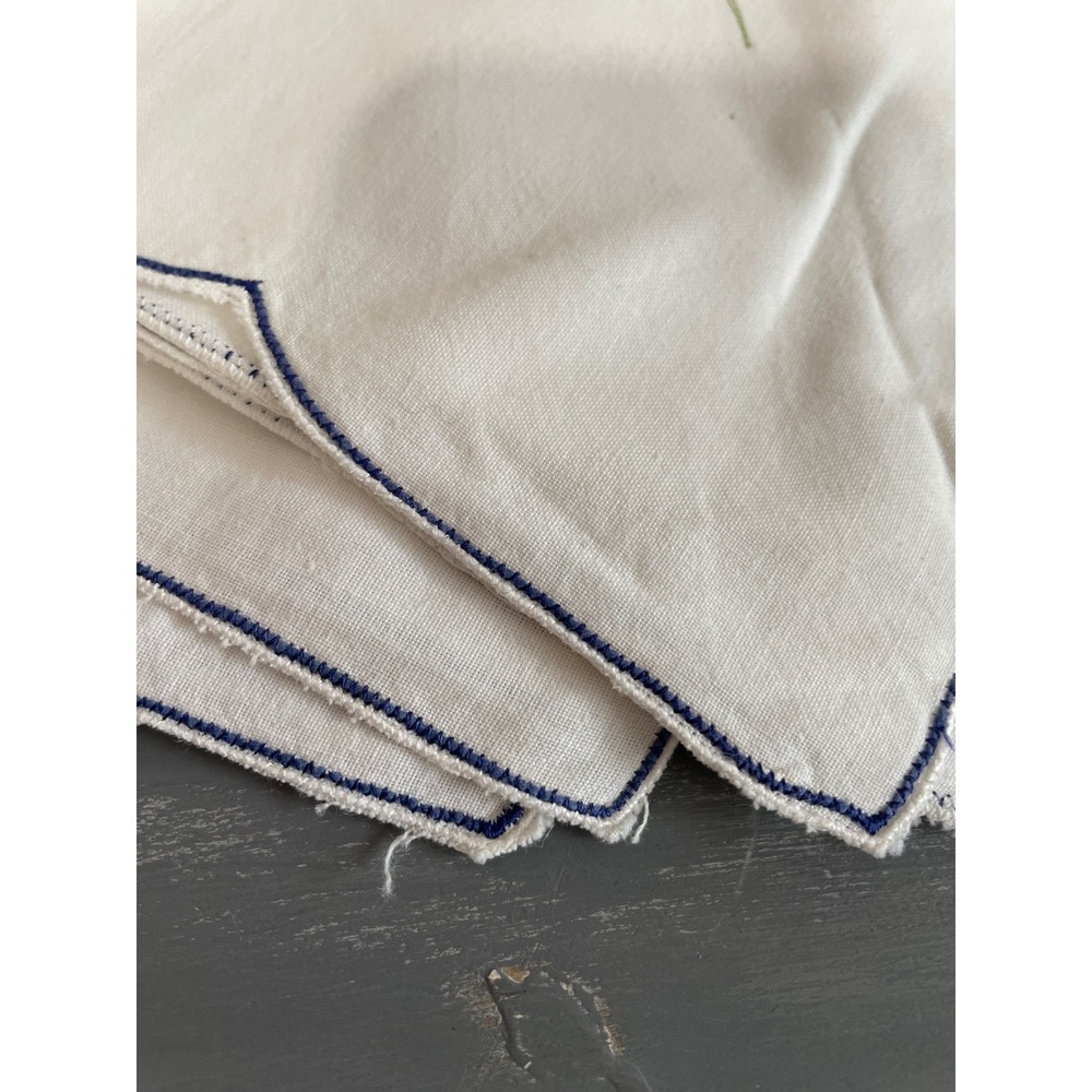Vintage White Cloth Napkins Set of 3 Blue Floral Embroidery Scalloped Edge 16x17 - Picture 3 of 6